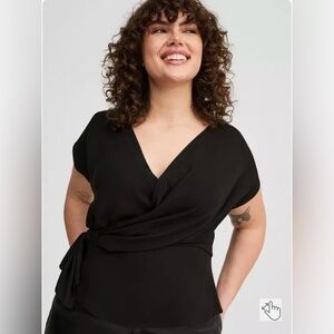 TORRID 00 0X XL Black Crepe Twist Front Surplice Top NWT R$46